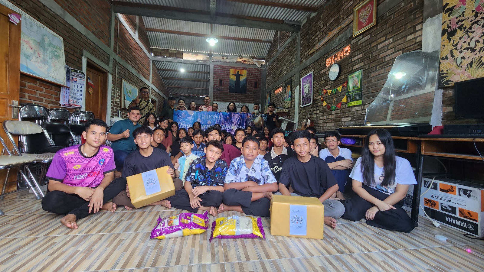 Kehangatan Suasana Natal Bersama Anak-Anak Panti Asuhan Lima Roti Dua Ikan Bersama Aston Inn Pandanaran Semarang