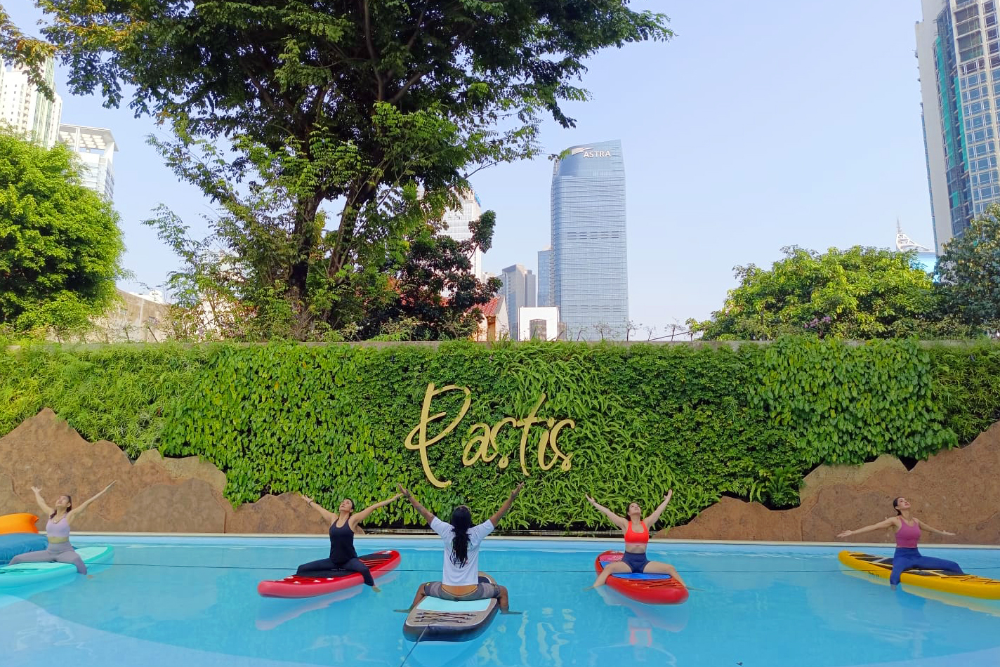 Oakwood Suites Kuningan Jakarta Hadirkan Pengalaman Unik S.U.P Yoga di Pastis Pool Bar