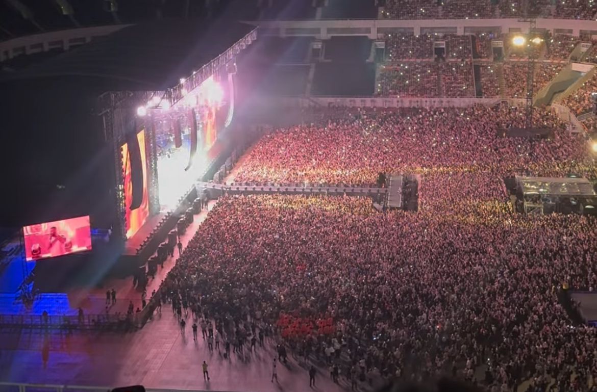 Lautan Manusia Antusias Menyaksikan Konser Maroon 5