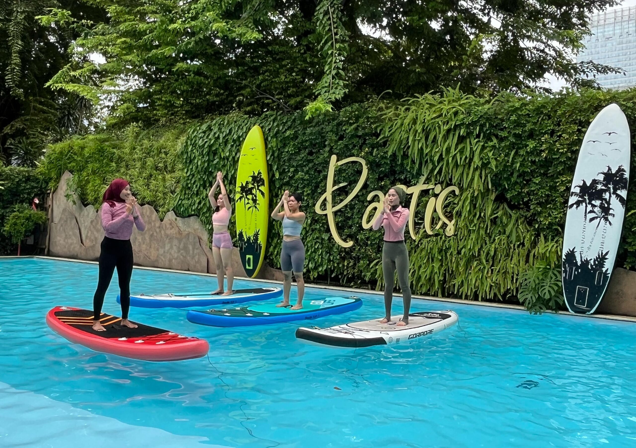 Oakwood Suites Kuningan Jakarta Hadirkan Pengalaman Relaksasi Unik dengan Stand-Up Paddle Yoga Bersama “SUP” Yoga Indonesia